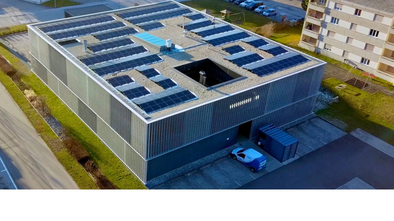 Vue aérienne du bâtiment de Waeber HMS et de son toit solaire