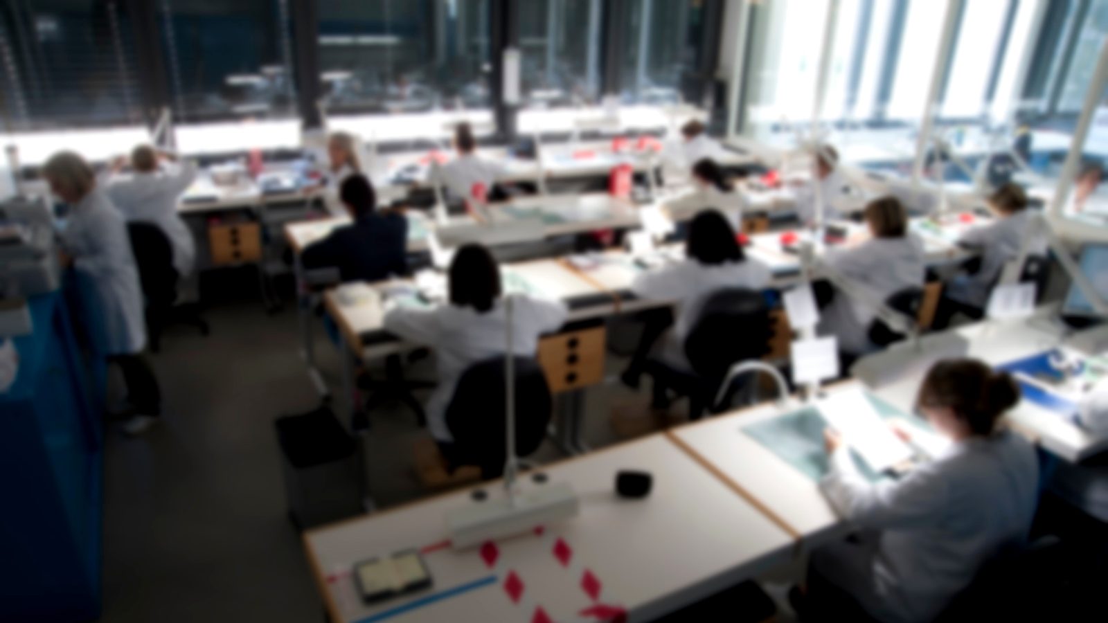 Les ateliers de Waeber HMS, postes de travail en rangées